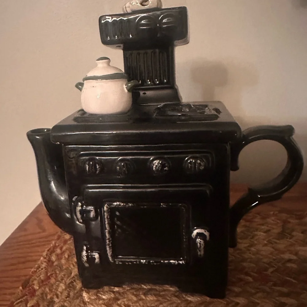 Ceramic Stove-Shaped Teapot in Black with Cream Accent